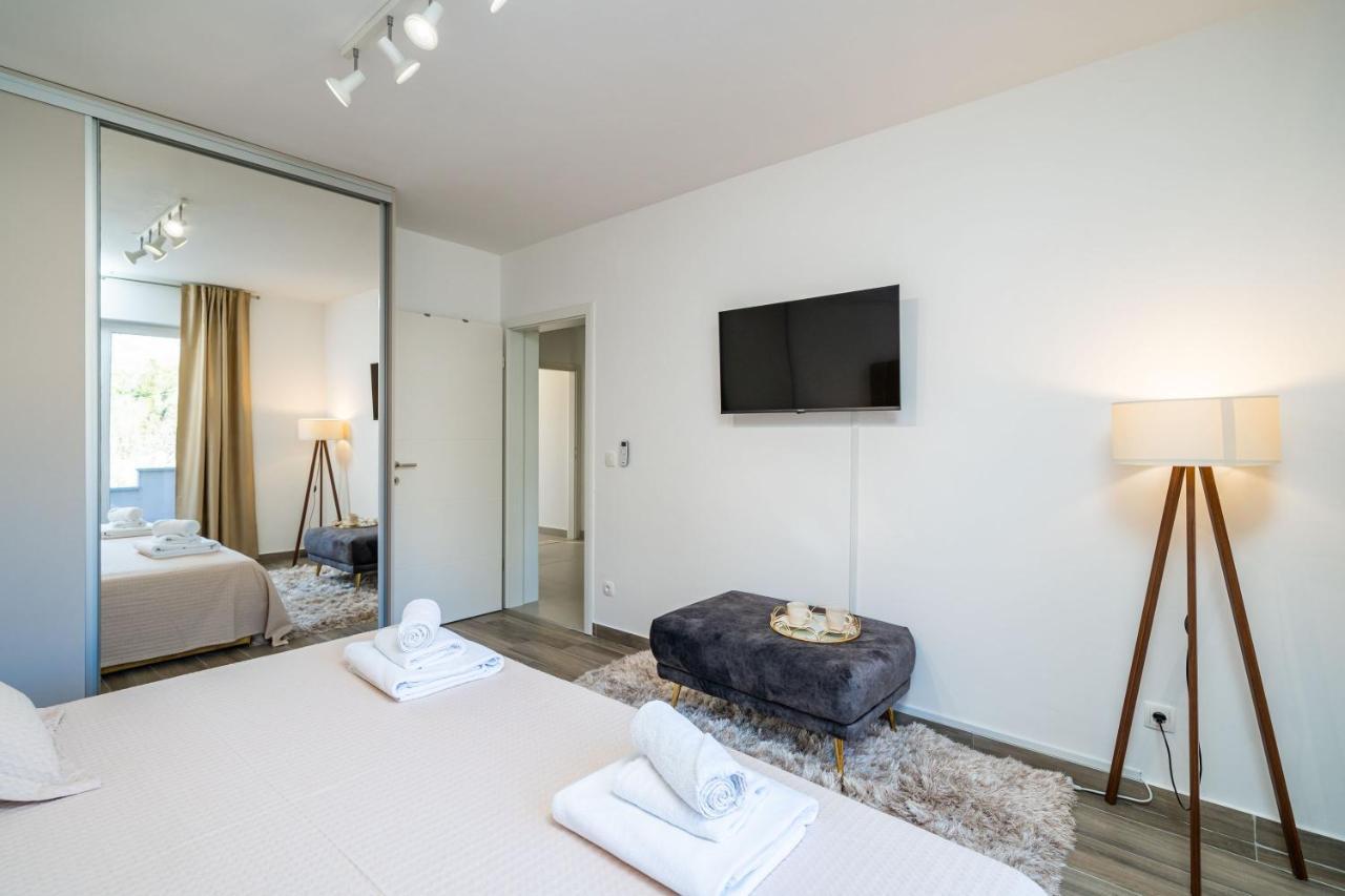 Petmat - With Private Pool And 6 Bedrooms