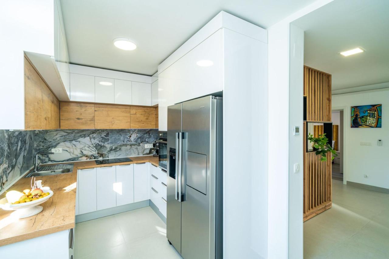 Petmat - With Private Pool And 6 Bedrooms
