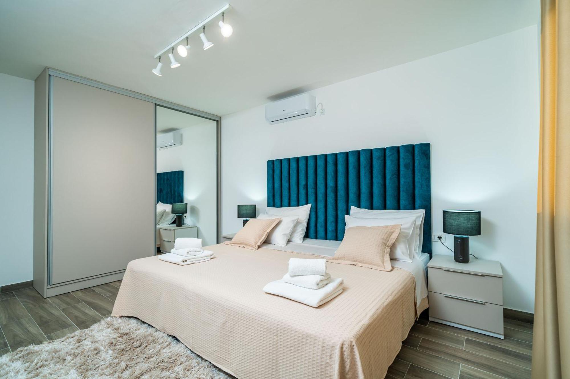 Petmat - With Private Pool And 6 Bedrooms