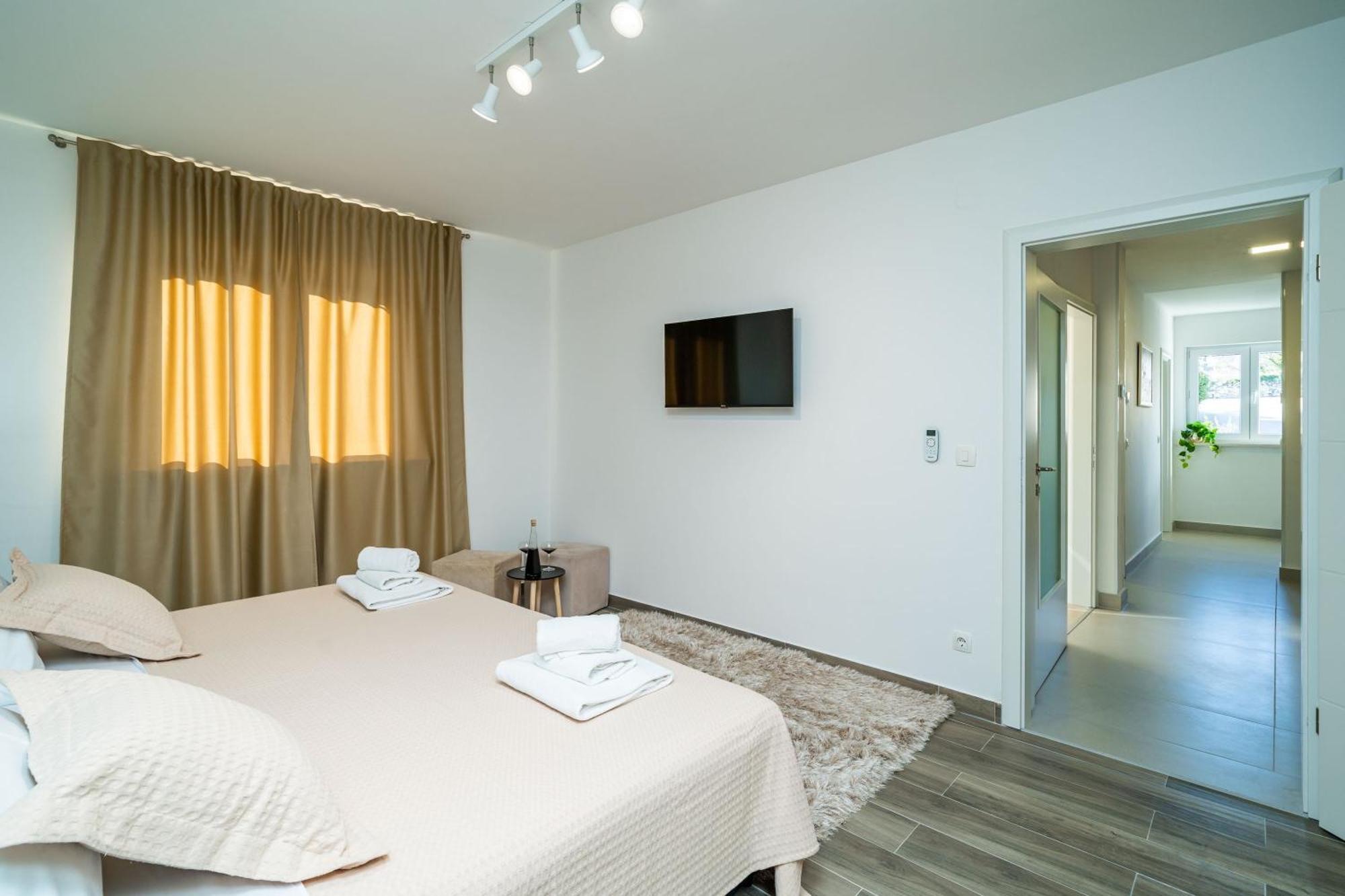 Petmat - With Private Pool And 6 Bedrooms *